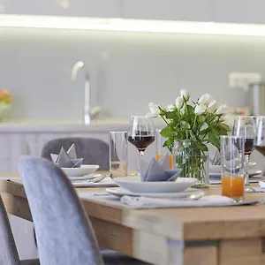 https://apartmani-laurus.hotels-in-trogir.com